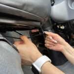 【画像】【いすゞエルフ】シートカバーで商用車の内装を格好よく守る！Azur製レザー調カバーの美しい仕上げ方とキャビン快適化 〜 画像6