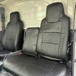【画像】【いすゞエルフ】シートカバーで商用車の内装を格好よく守る！Azur製レザー調カバーの美しい仕上げ方とキャビン快適化 〜 画像1