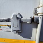 【画像】なぜトラックの後部扉は棒を回して閉めるのか？ 荷室を守るロック機構の秘密 〜 画像2