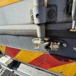 【画像】なぜトラックの後部扉は棒を回して閉めるのか？ 荷室を守るロック機構の秘密 〜 画像3