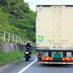 【画像】バイクのすり抜けは交通違反になるのか？ トラックドライバーを悩ませる危険行為の実態 〜 画像3