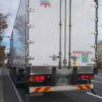 【画像】なぜトラックの後部扉は棒を回して閉めるのか？ 荷室を守るロック機構の秘密 〜 画像1