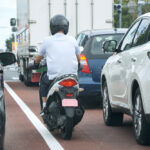 【画像】バイクのすり抜けは交通違反になるのか？ トラックドライバーを悩ませる危険行為の実態 〜 画像2