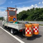 【画像】高速道路の規制帯はどう作られる？ 走行車両のすぐ横で進む命がけの安全作業 〜 画像4