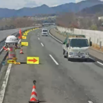 【画像】高速道路の規制帯はどう作られる？ 走行車両のすぐ横で進む命がけの安全作業 〜 画像2