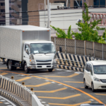 【画像】トラックのハンドルはなぜ大きくて寝ている？　角度・切れ角の秘密 〜 画像1