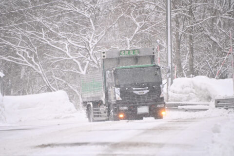 宮城多賀城・塩竈〜山形鶴岡・酒田往復360km！豪雪の奥羽山脈、中羽前街道の峠を越え魚のアラを運ぶ水産ダンプを追う【前編】