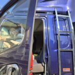 【画像】トラックのキャビンに付いたハシゴは何のため？ 昔より見かけなくなった理由とは 〜 画像2