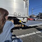 【画像】ウィング車はどうやって開ける？ 開閉スイッチの役割と操作手順を実車で解説 〜 画像8