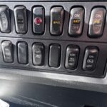 【画像】ウィング車はどうやって開ける？ 開閉スイッチの役割と操作手順を実車で解説 〜 画像3