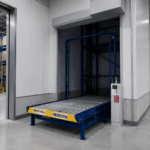 【画像】見た目はエレベーターでも人は乗れない！ 物流倉庫の「垂直搬送機」と荷物用エレベーターの違い 〜 画像1