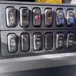 【画像】ウィング車はどうやって開ける？ 開閉スイッチの役割と操作手順を実車で解説 〜 画像2